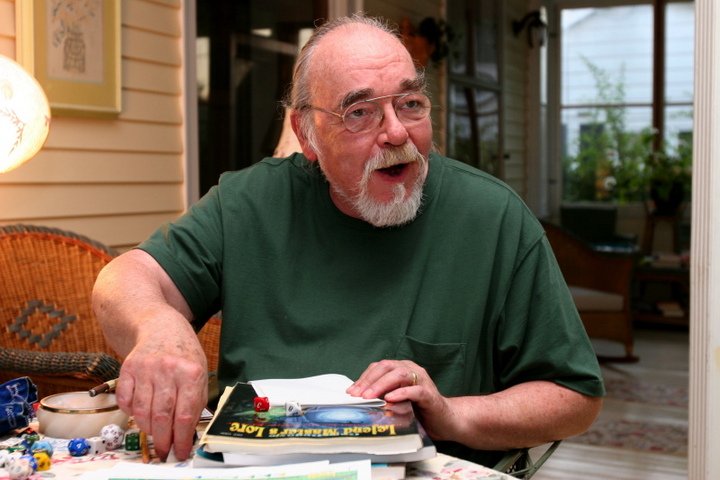 http://www.jugamostodos.org/images/stories/NoticiasMundo/2008/gary%20gigax%20-%2001.jpg