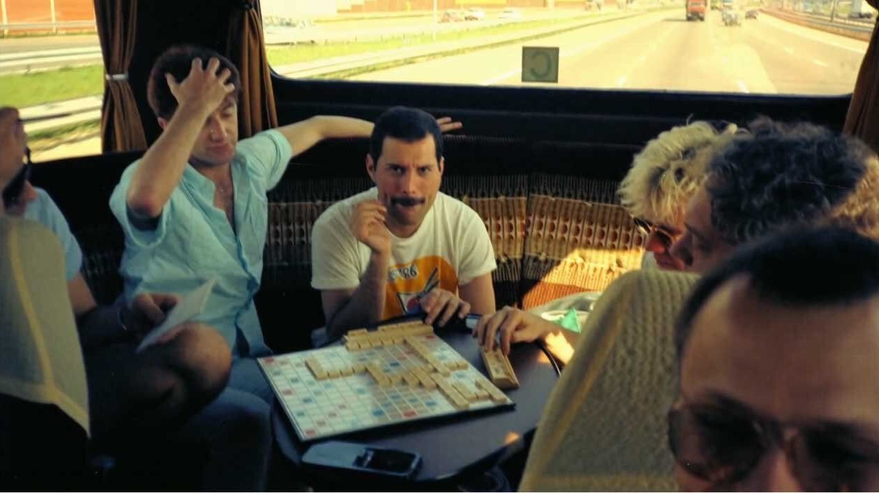 Queen jugando a Scrabble
