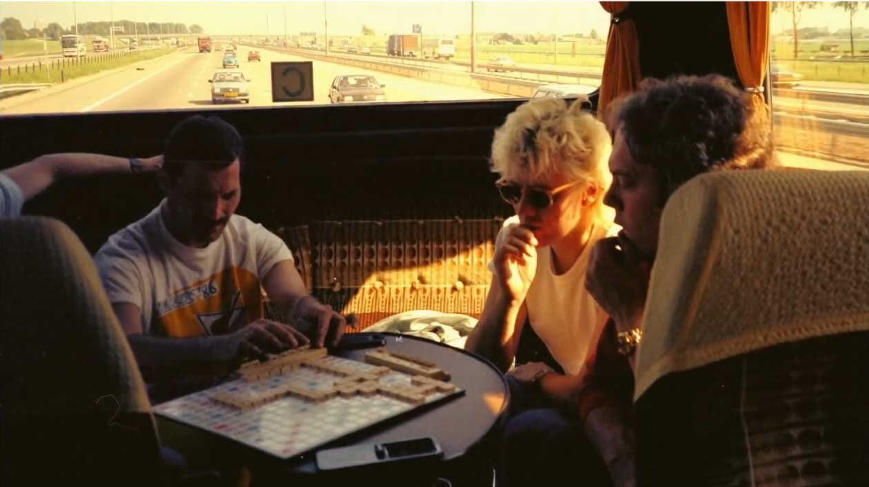 Queen jugando a Scrabble